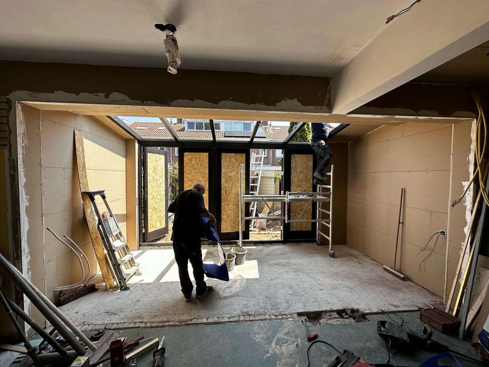 Uitbouw woning met groot stalen kozijn en nieuwe gipswanden