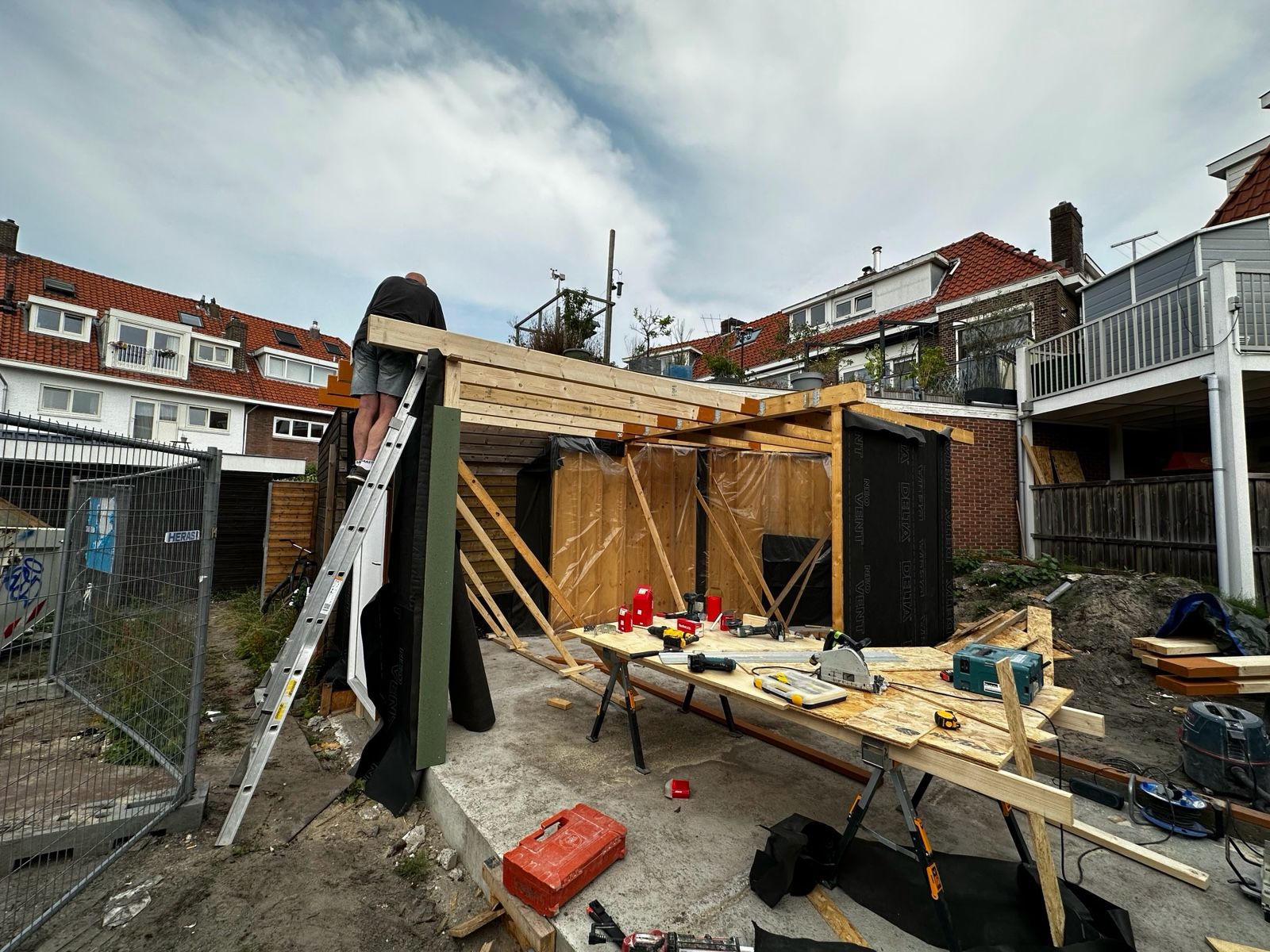 Houten dakconstructie van nieuwe aanbouw in de tuin