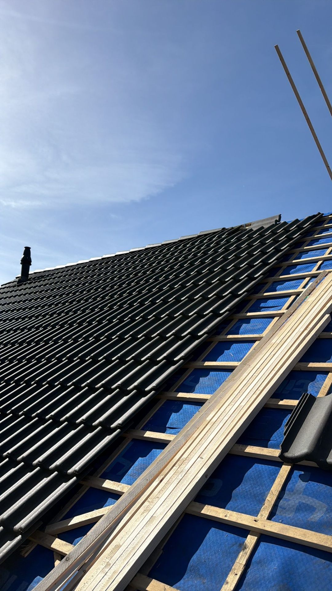 Schuin pannendak met nieuwe panlatten en antracieten dakpannen