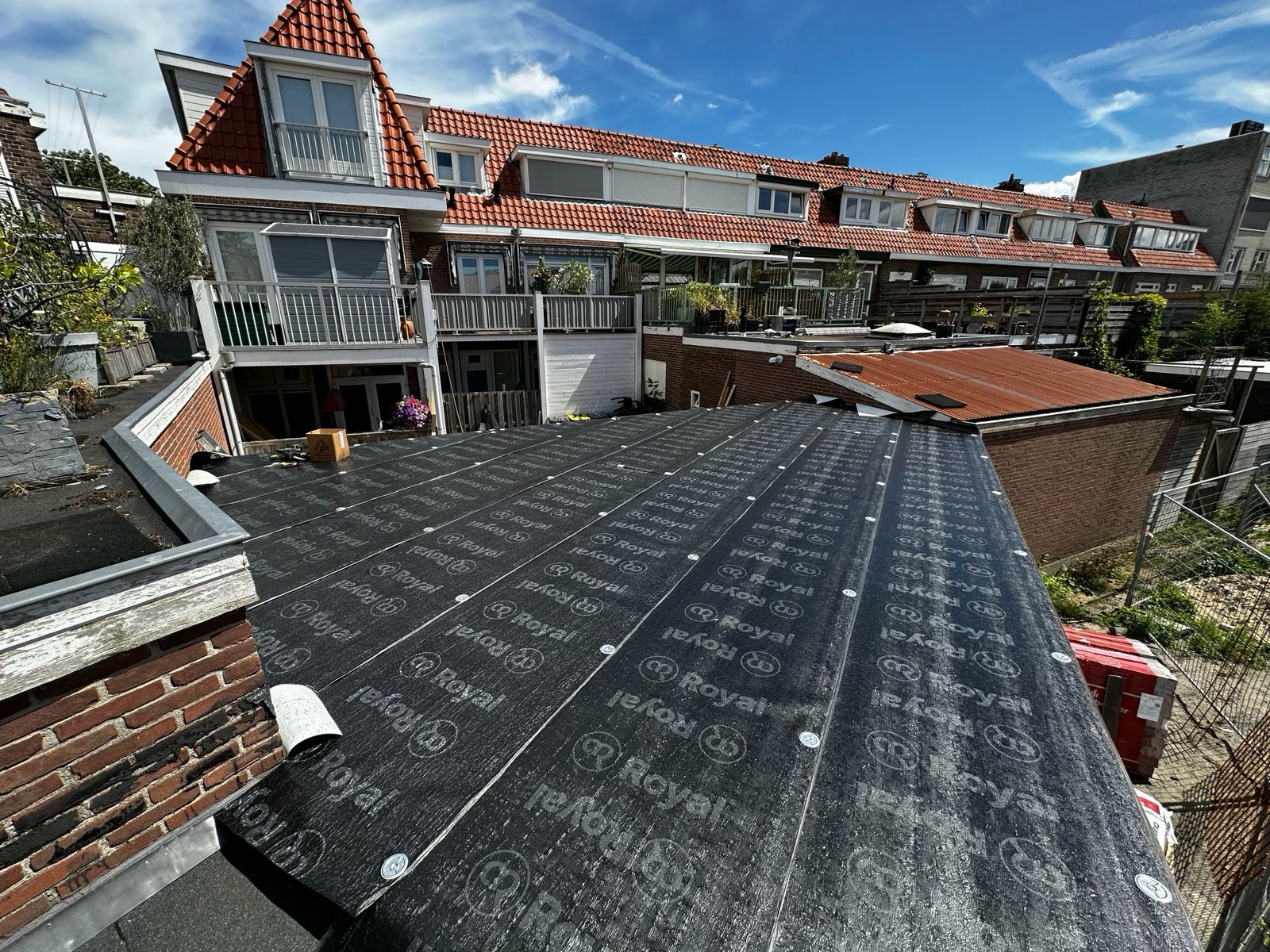 Nieuw plat dak met dakbedekking van Royal bitumen